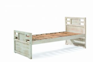cama de madera maciza en blanco
