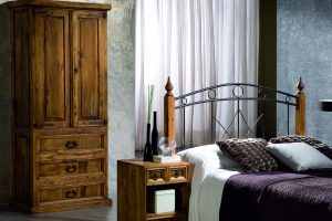 dormitorio de madera clasico con forja