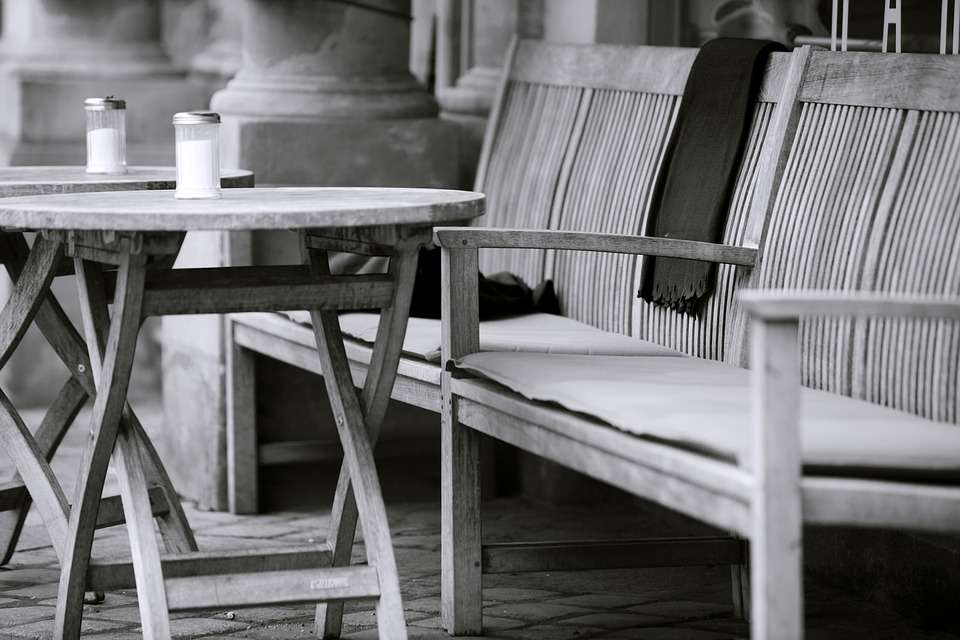 mesa y sillas madera rústica en blanco