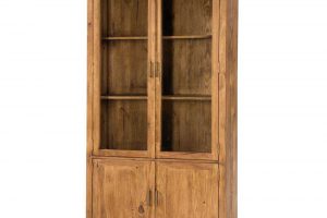 vitrina de madera rústica con puertas acristaladas
