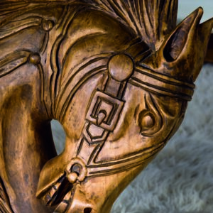 detalle madera rústica mesa caballos