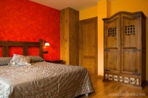 dormitorio madera rústica, cabecero rústico, armario rústico