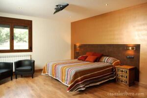 dormitorio madera rústica, cabecero y mesita de noche